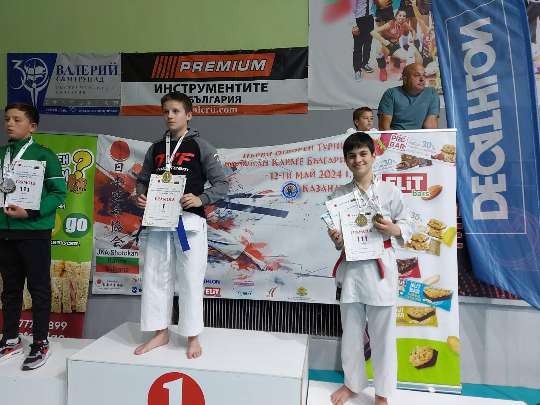 Ясен Георгиев от 5. А клас с три медала от престижни състезания по Шотокан карате